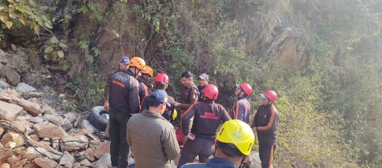 रूद्रप्रयाग से अगस्तमुनि की ओर जा रही स्कॉर्पियो गिरी खाई में