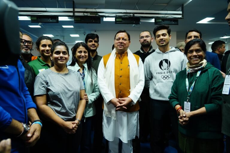 दिल्ली से लौटे सीएम ने सीधे स्टेडियम जाकर की खिलाड़ियों से मुलाकात 