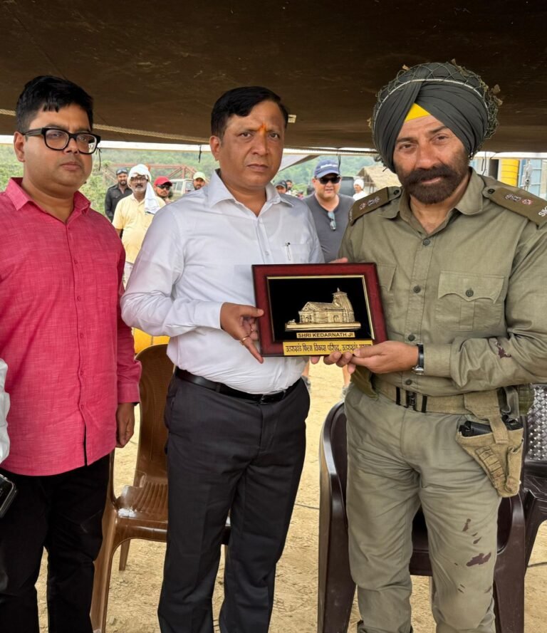 सनी देओल से मिले उत्तराखंड फिल्म विकास परिषद के सीईओ बंशीधर तिवारी