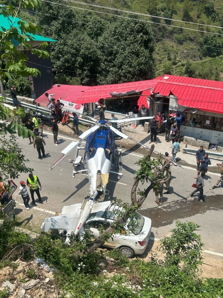 टेक ऑफ के समय हेली में आई तकनीकी खराबी, सड़क पर करवाई हार्ड लैंडिंग