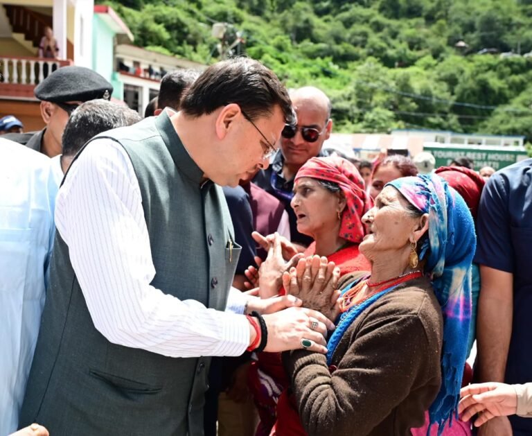 माटी के लाल” की संवेदनशीलता: जब मुख्यमंत्री धामी ने पिया झरने का जल और आपदा पीड़ित बुजुर्ग मां ने किया अपने बेटे सा दुलार